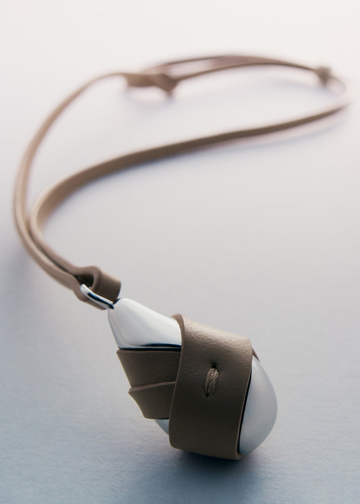 Pendentif Ormé - Argentée Cuir Taupe